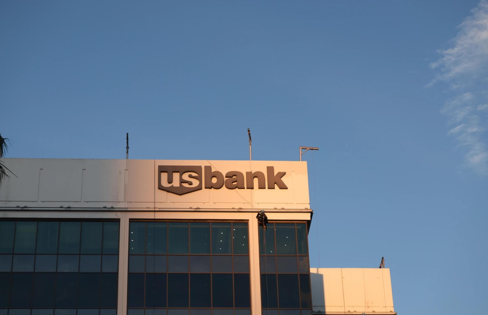 Bank of America has issued its own stablecoin USBDC on Stellar and completed cross-border payment tests.